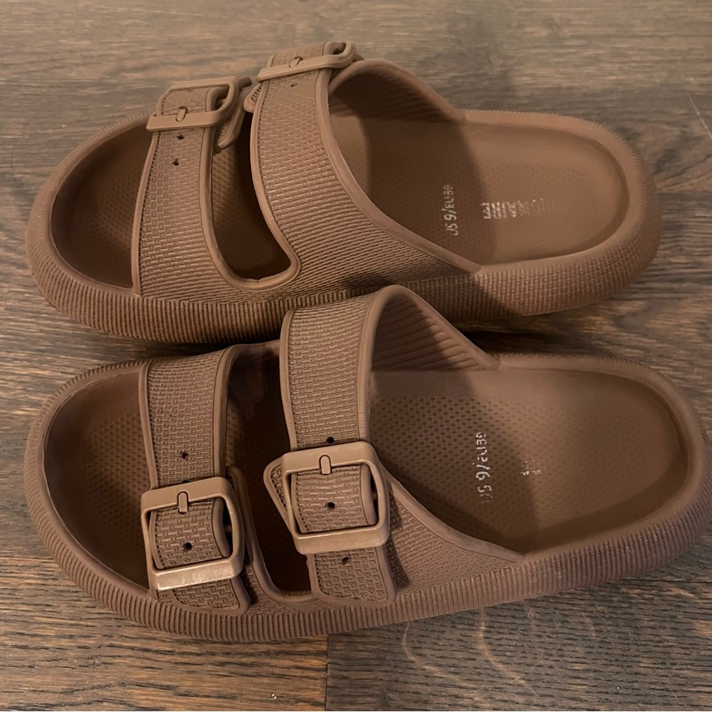 CUSHIONAIRE Brown Foam Sandals Women Size 9 - Picture 1 of 4